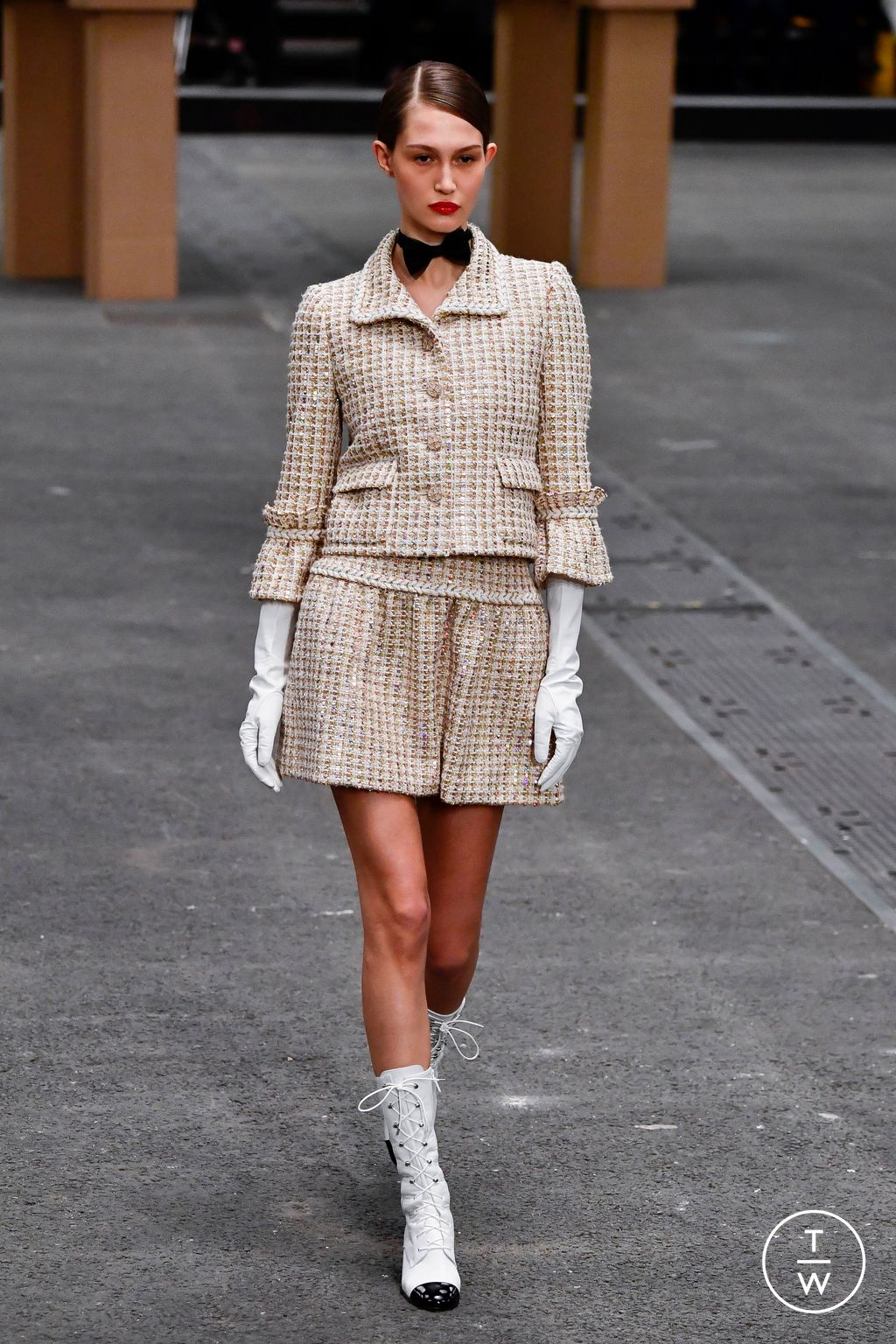 Fashion Week Paris Spring/Summer 2023 look 13 from the Chanel collection couture