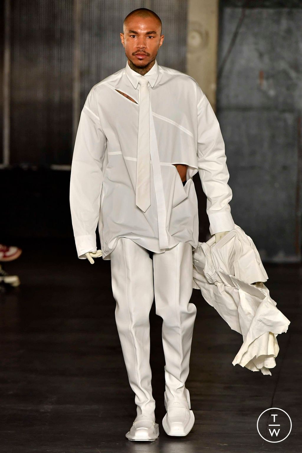 Fashion Week Paris Fall/Winter 2023 look 28 from the Louis Gabriel Nouchi collection 男装