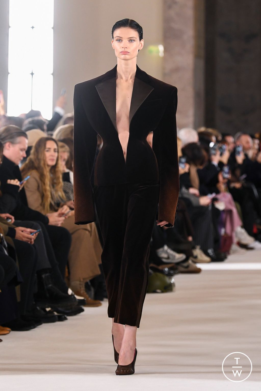 Fashion Week Paris Spring/Summer 2023 look 11 de la collection Schiaparelli couture