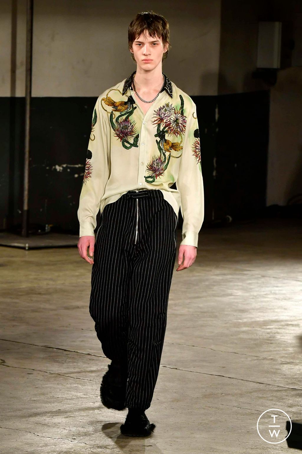 Fashion Week Paris Fall/Winter 2023 look 56 from the Dries Van Noten collection 男装