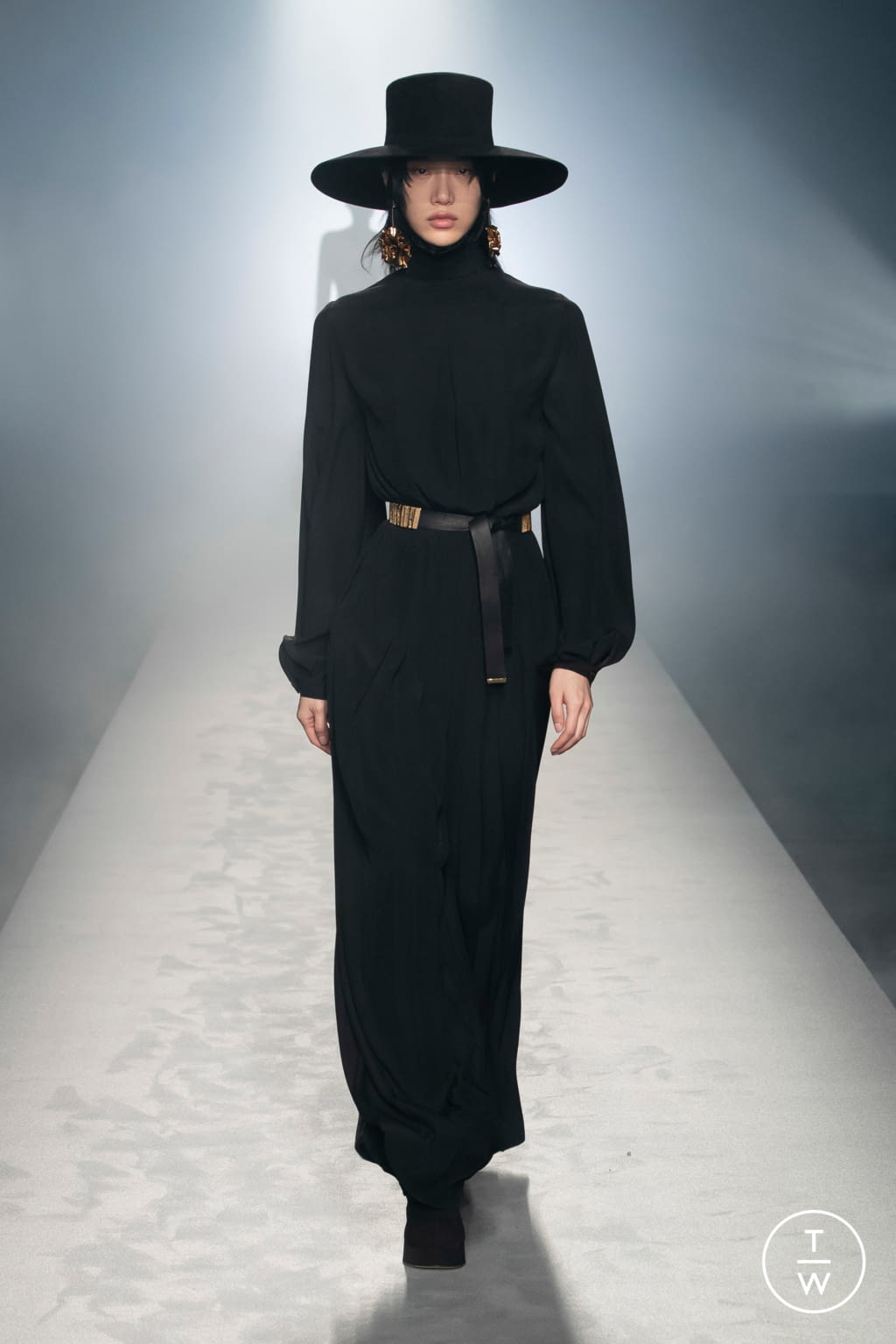 Fashion Week Milan Fall/Winter 2021 look 41 from the Alberta Ferretti collection 女装