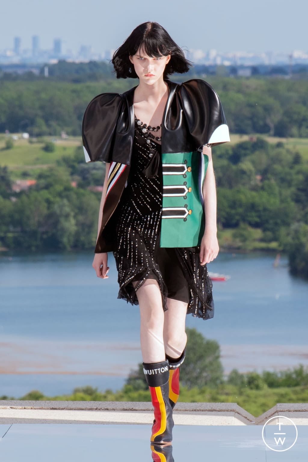 Fashion Week Paris Resort 2022 look 41 from the Louis Vuitton collection 女装