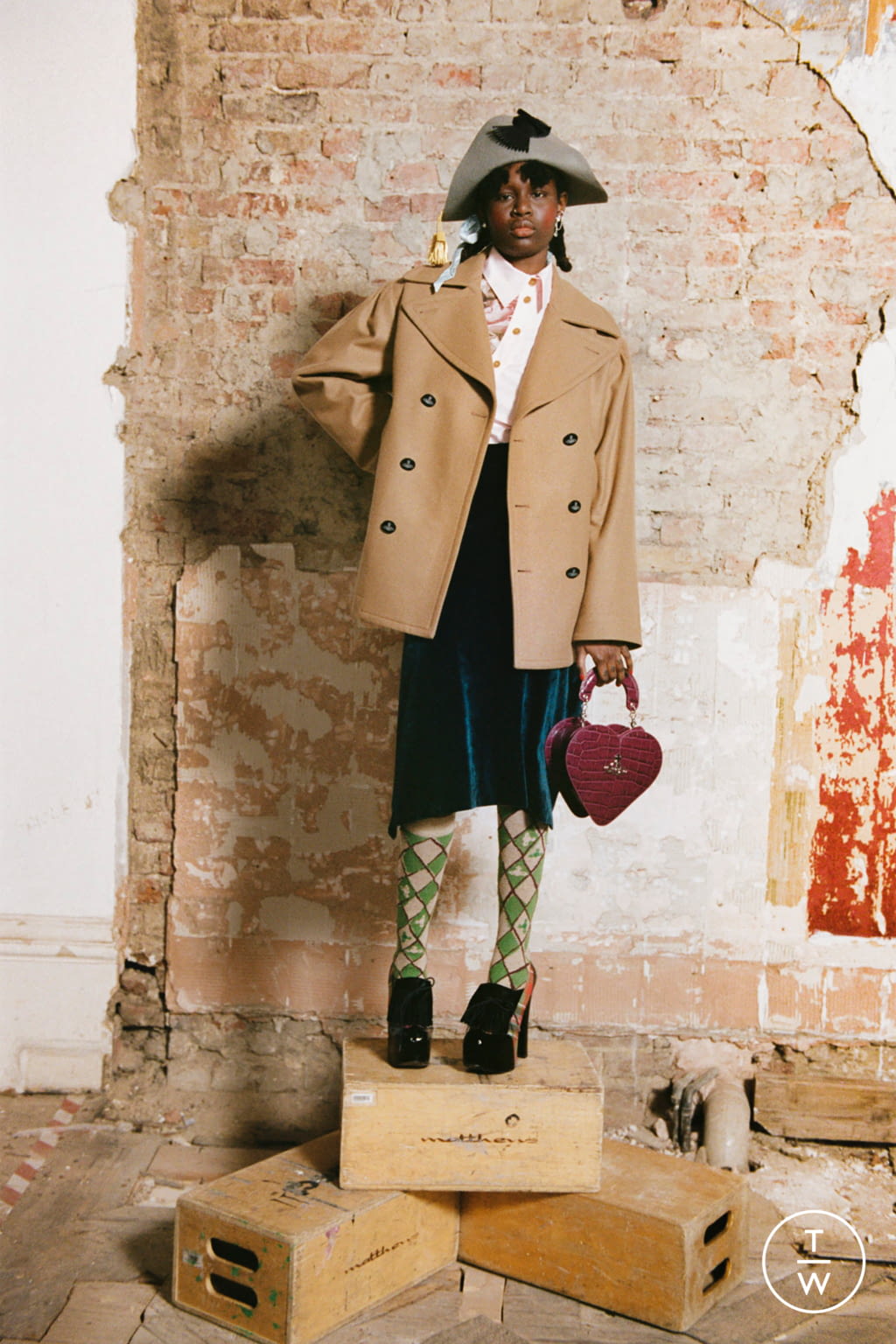 Fashion Week London Fall/Winter 2021 look 41 from the Vivienne Westwood collection womenswear