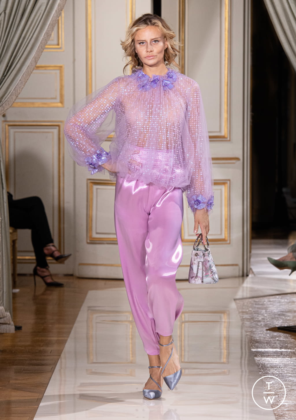 Fashion Week Paris Fall/Winter 2021 look 41 from the Giorgio Armani Privé collection 高级定制