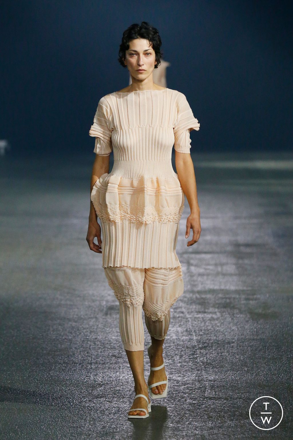Fashion Week Paris Spring/Summer 2023 look 42 from the Issey Miyake collection 女装