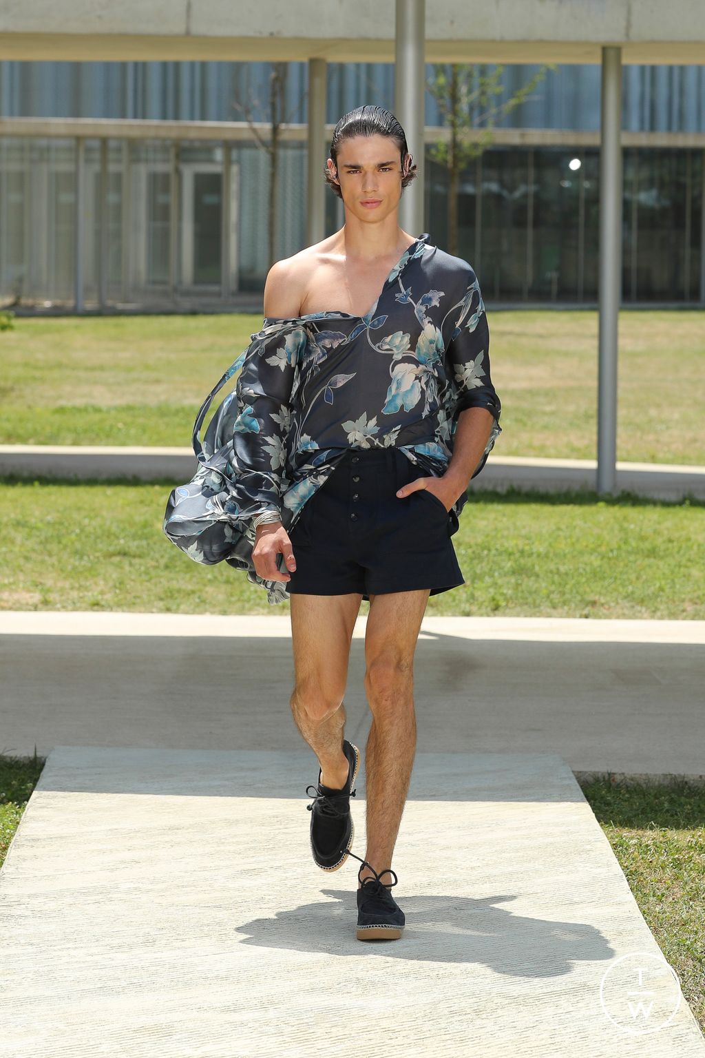 Fashion Week Milan Spring/Summer 2023 look 42 from the Etro collection menswear