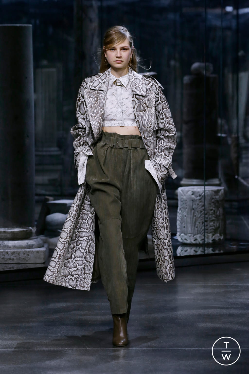 Fashion Week Milan Fall/Winter 2021 look 42 from the Fendi collection 女装