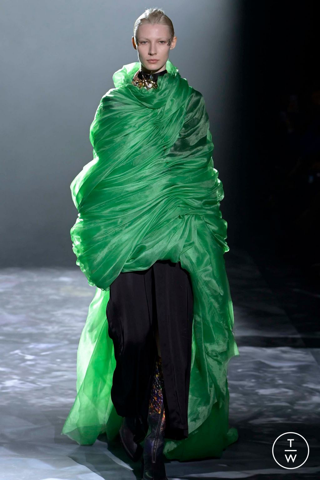 Fashion Week Paris Spring/Summer 2023 look 25 from the Yuima Nakazato collection couture