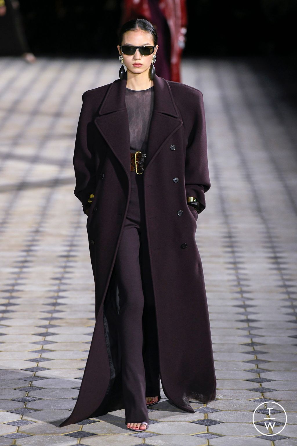 Fashion Week Paris Spring/Summer 2023 look 18 from the Saint Laurent collection 女装
