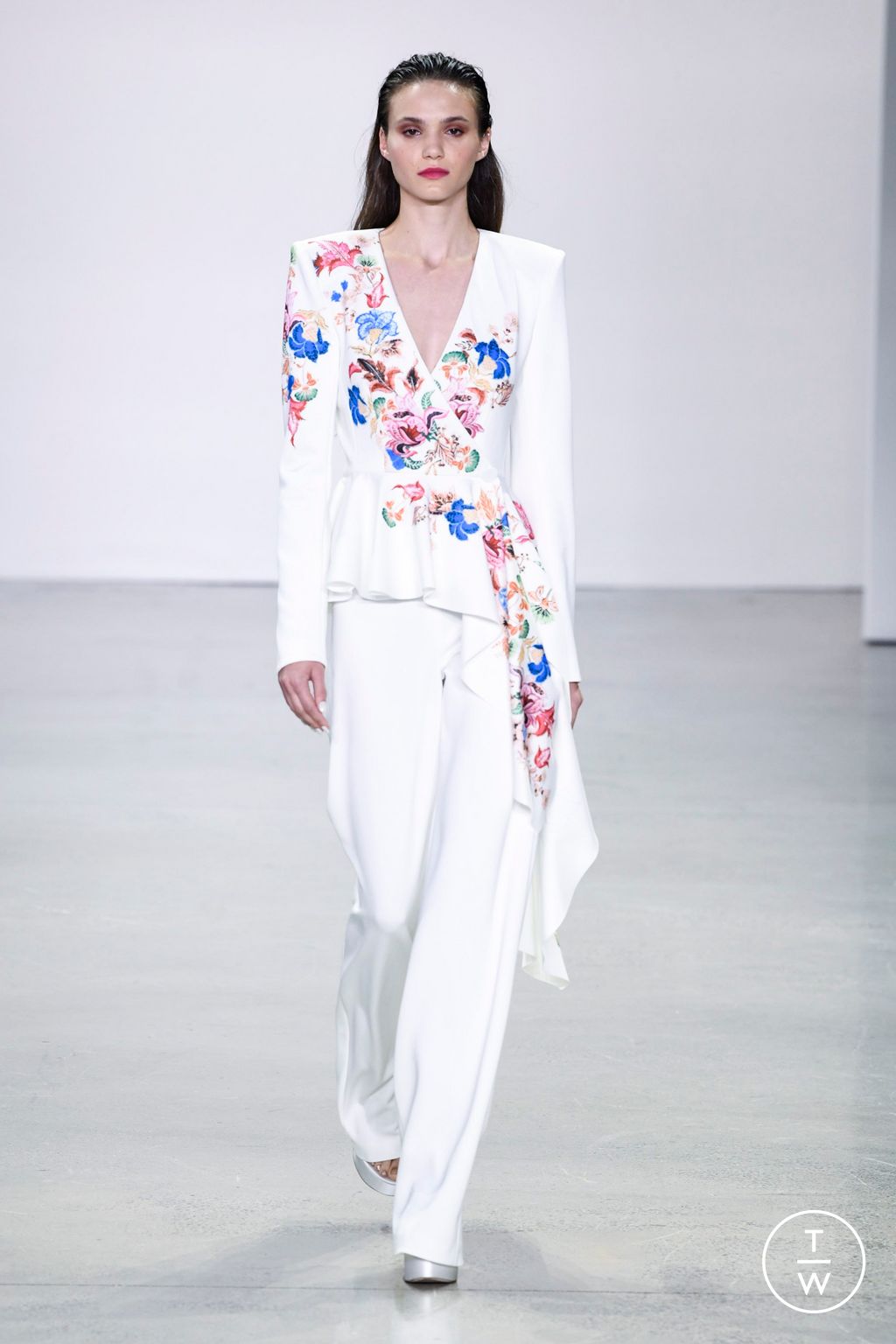 Fashion Week New York Spring/Summer 2023 look 2 de la collection Badgley Mischka womenswear