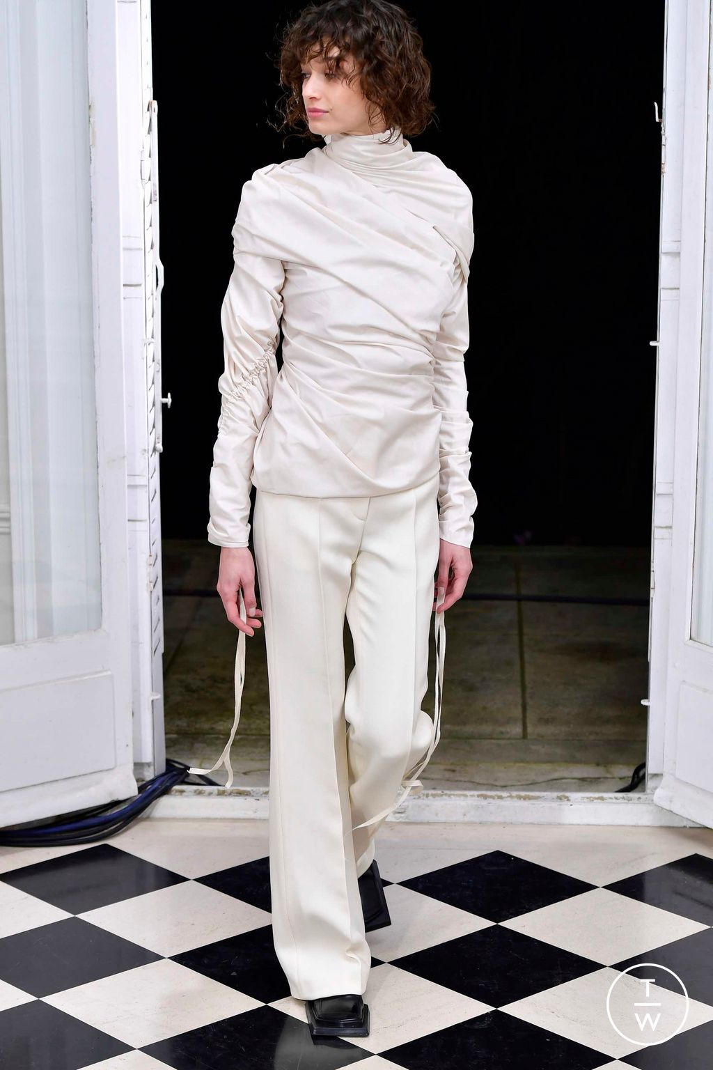 Fashion Week Paris Spring/Summer 2023 look 2 from the Maison Rabih Kayrouz collection couture