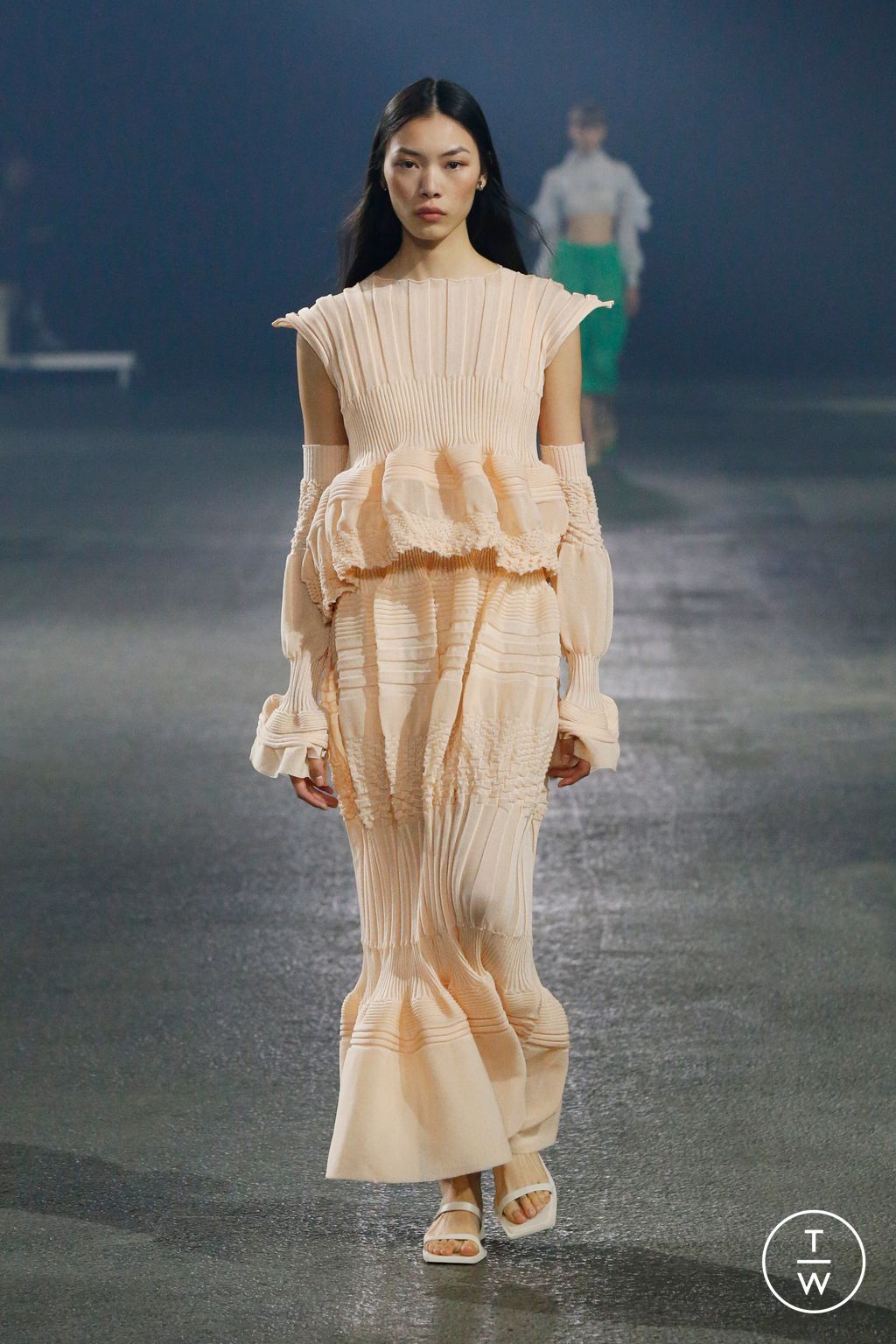Fashion Week Paris Spring/Summer 2023 look 43 from the Issey Miyake collection 女装