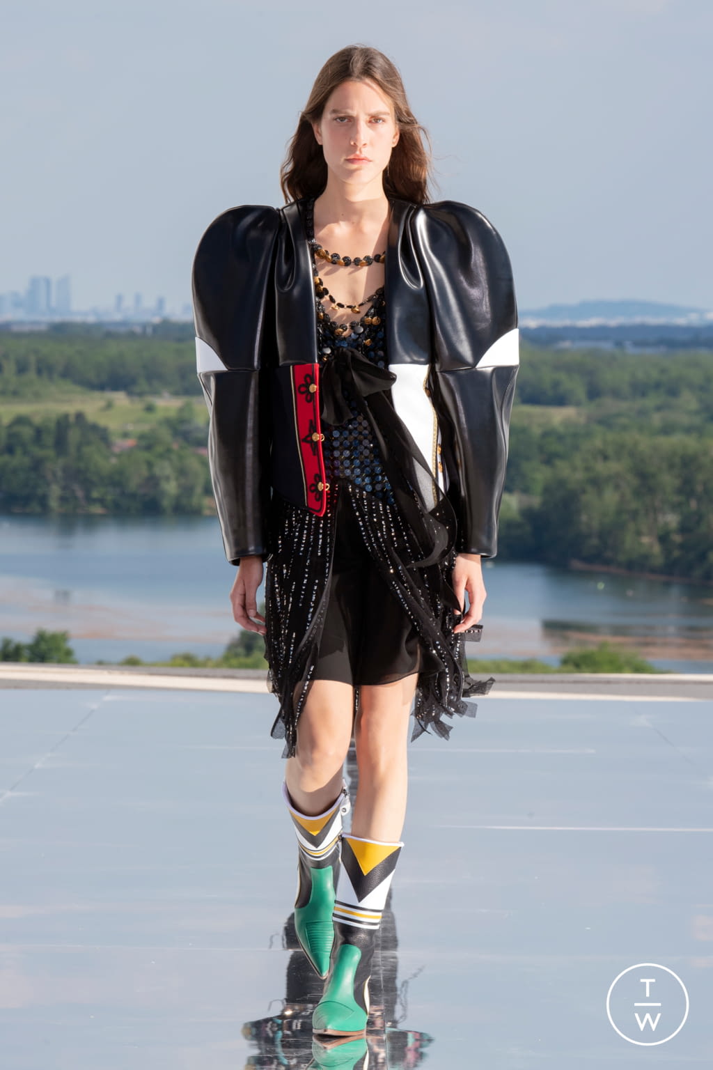 Fashion Week Paris Resort 2022 look 43 from the Louis Vuitton collection 女装