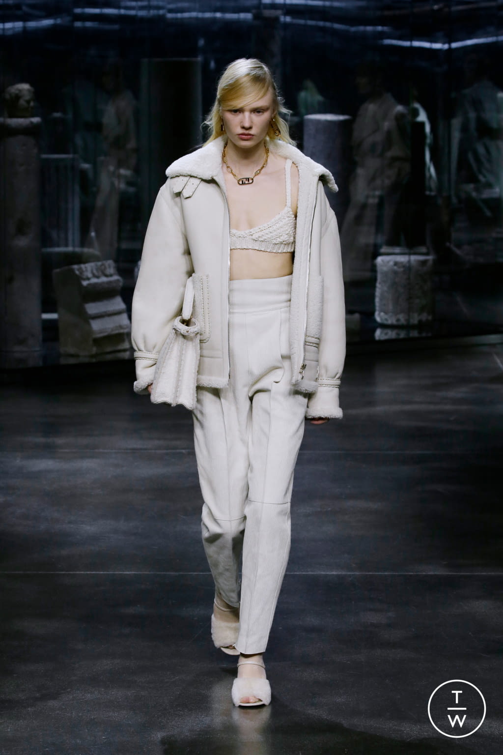 Fashion Week Milan Fall/Winter 2021 look 43 from the Fendi collection 女装