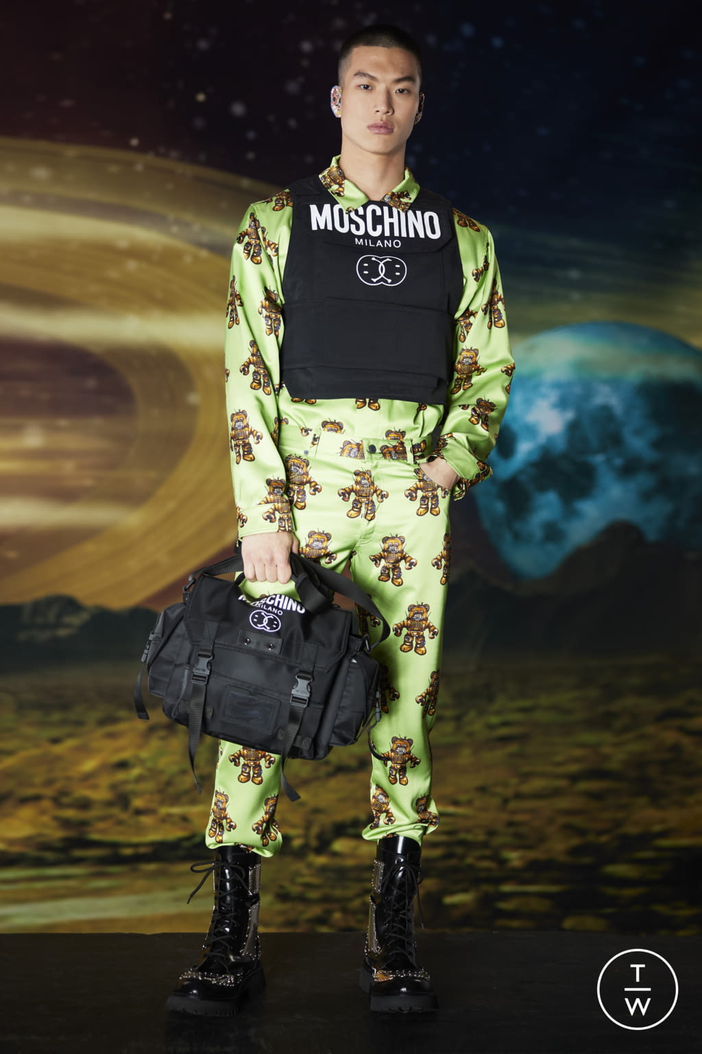 Fashion Week New York Pre-Fall 2022 look 43 from the Moschino collection menswear