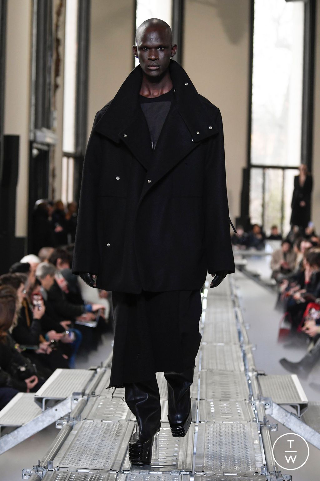 Fashion Week Paris Fall/Winter 2023 look 28 from the Rick Owens collection menswear