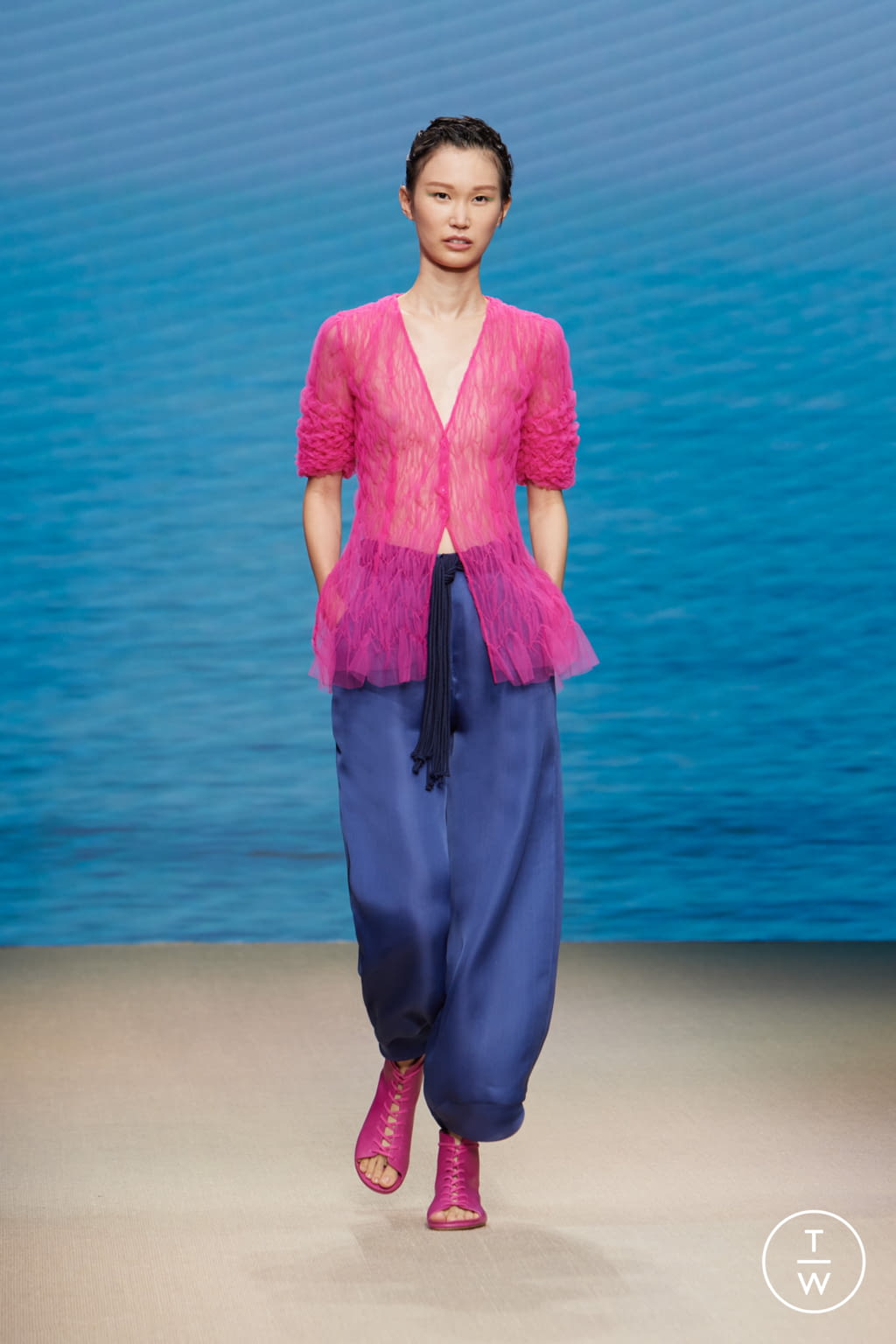 Fashion Week Milan Spring/Summer 2022 look 44 from the Giorgio Armani collection 女装