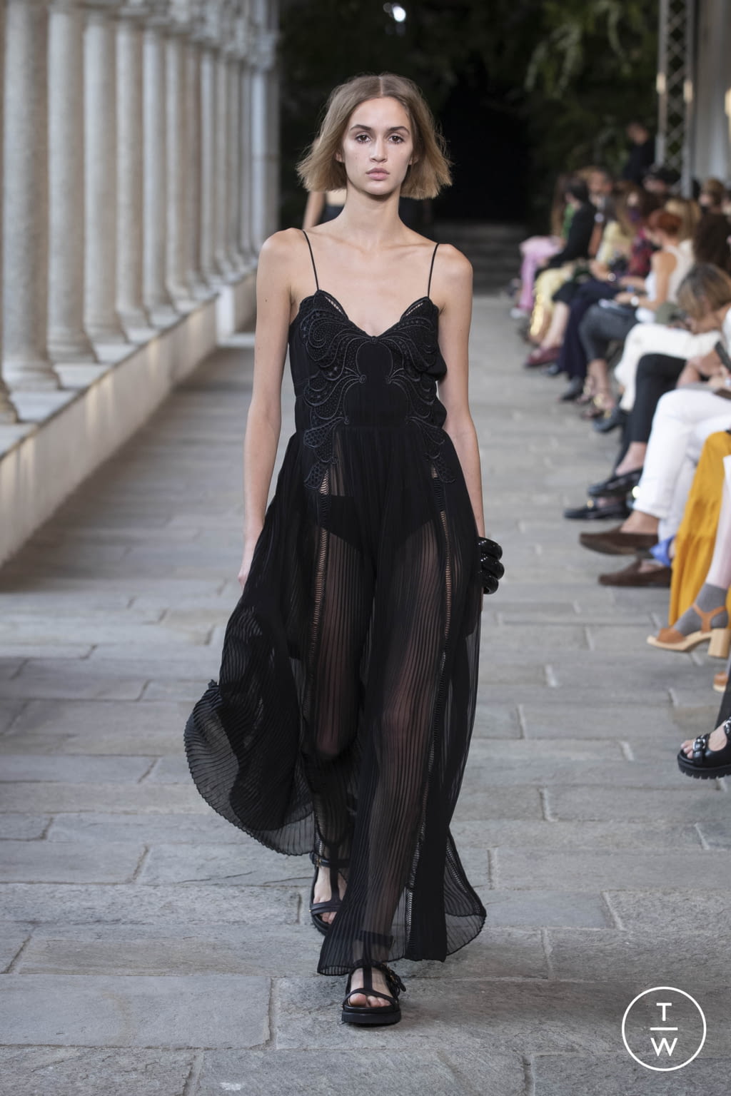 Fashion Week Milan Spring/Summer 2022 look 44 from the Alberta Ferretti collection 女装
