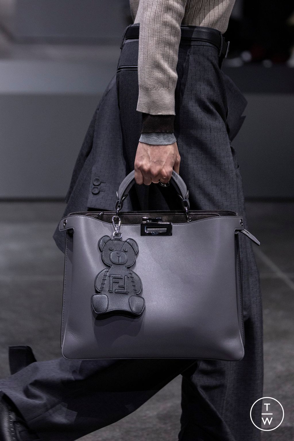 Fashion Week Paris Fall/Winter 2024 look 69 de la collection Fendi menswear accessories