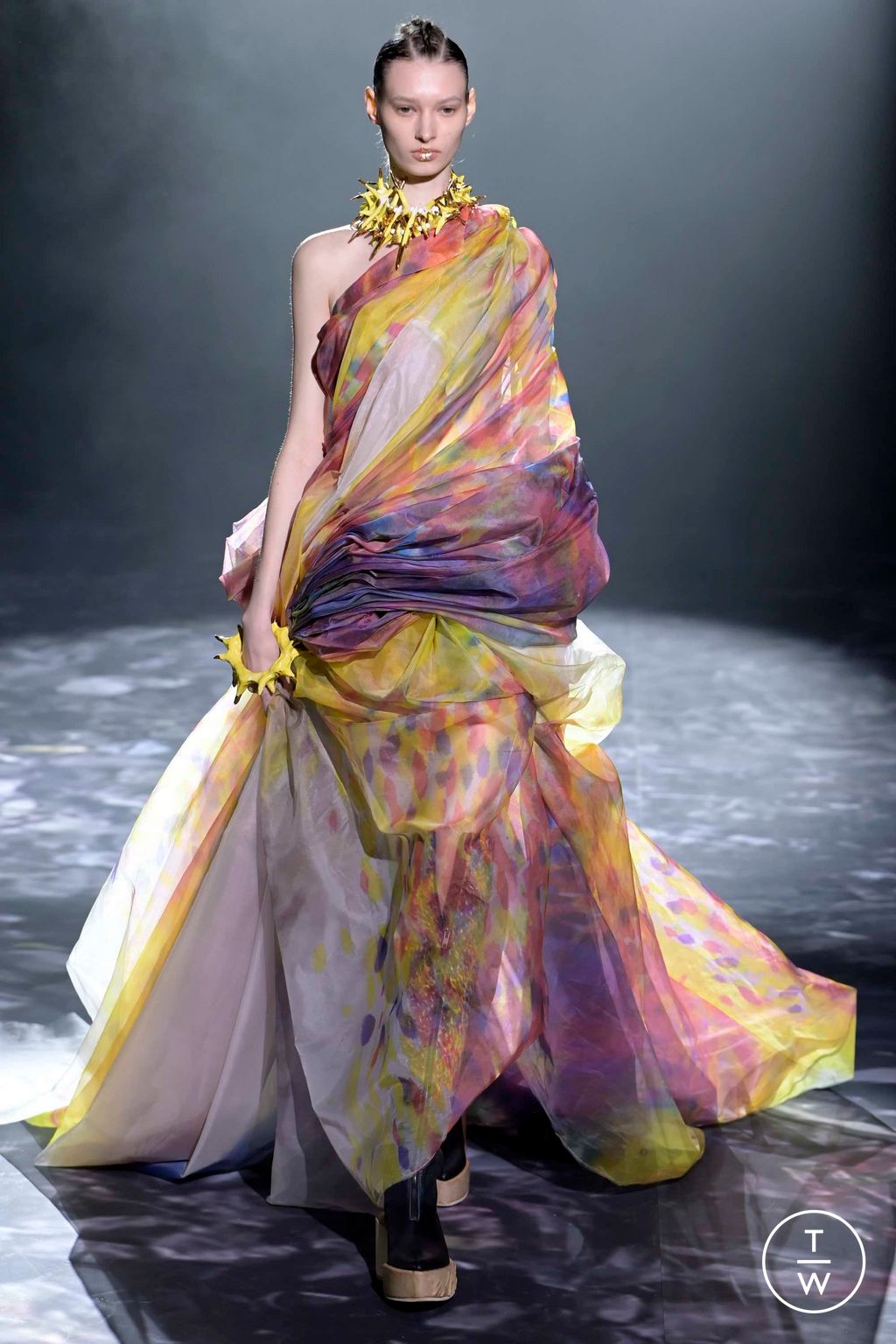 Fashion Week Paris Spring/Summer 2023 look 27 de la collection Yuima Nakazato couture