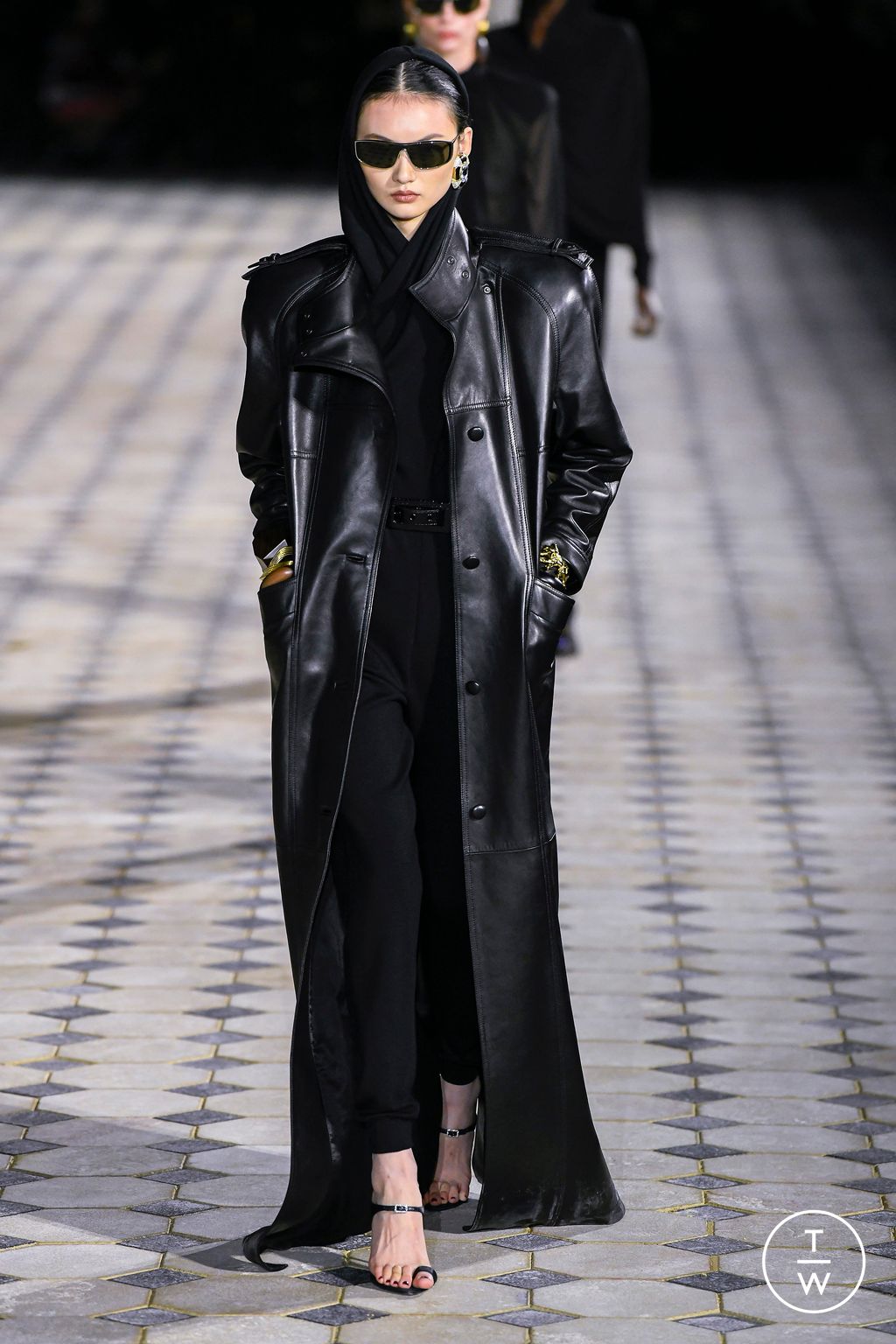 Fashion Week Paris Spring/Summer 2023 look 35 from the Saint Laurent collection 女装