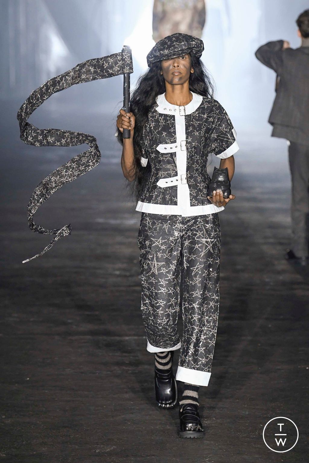 Fashion Week Milan Fall/Winter 2023 look 7 de la collection Charles Jeffrey LOVERBOY menswear