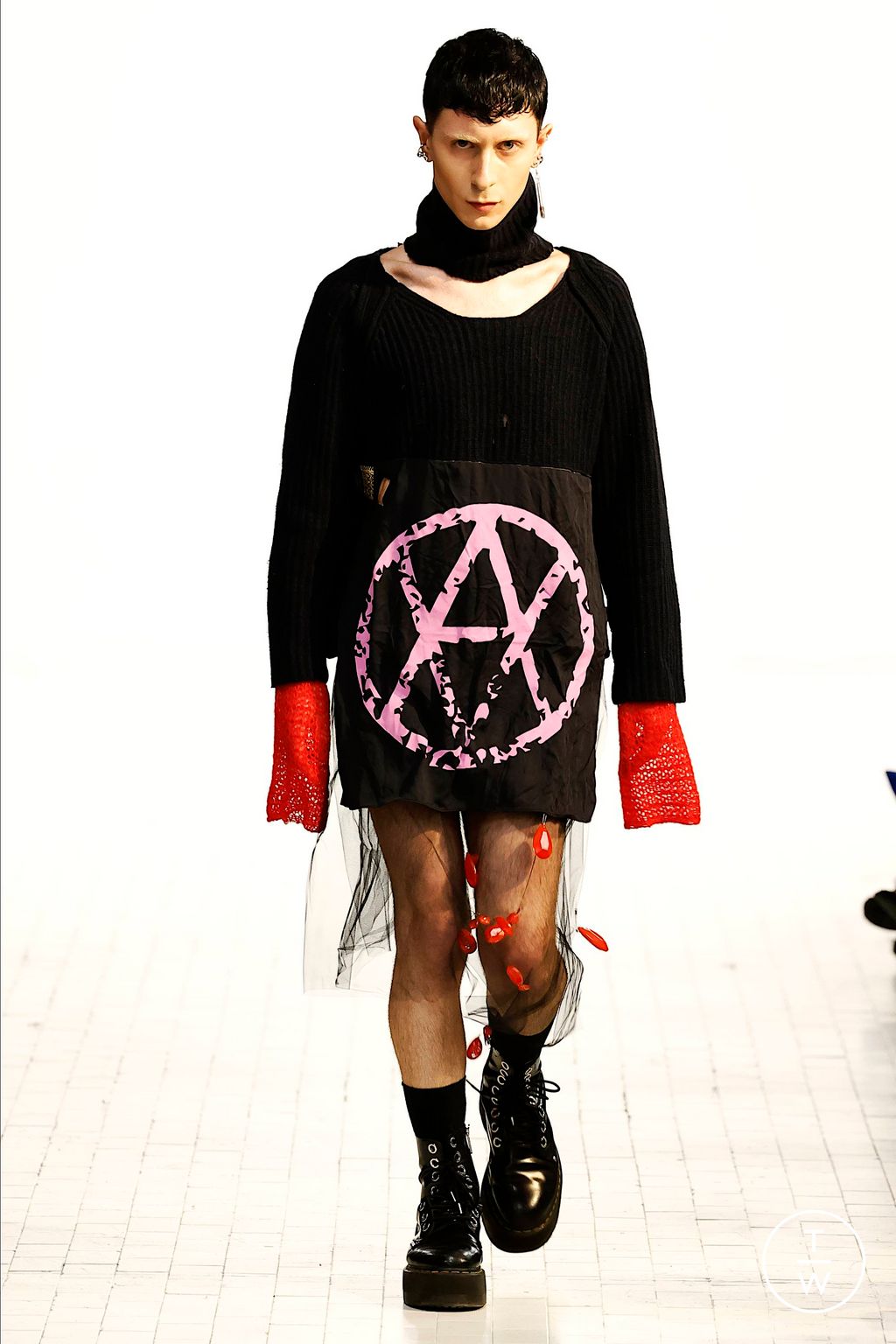 Fashion Week Milan Fall/Winter 2023 look 39 de la collection Simon Cracker menswear