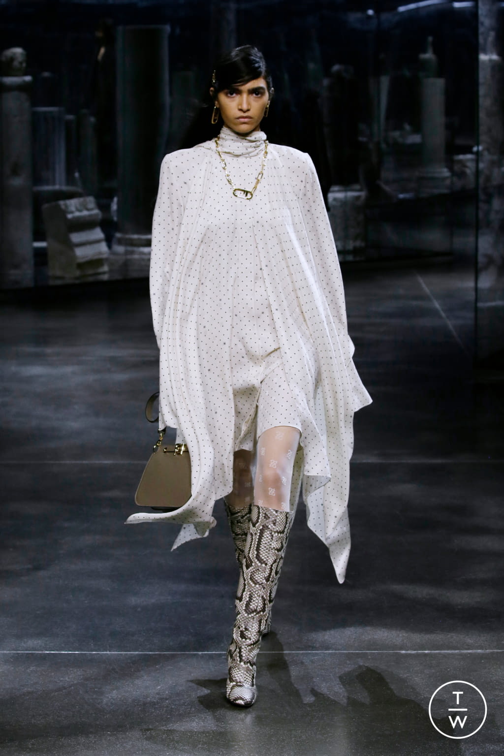 Fashion Week Milan Fall/Winter 2021 look 47 from the Fendi collection 女装