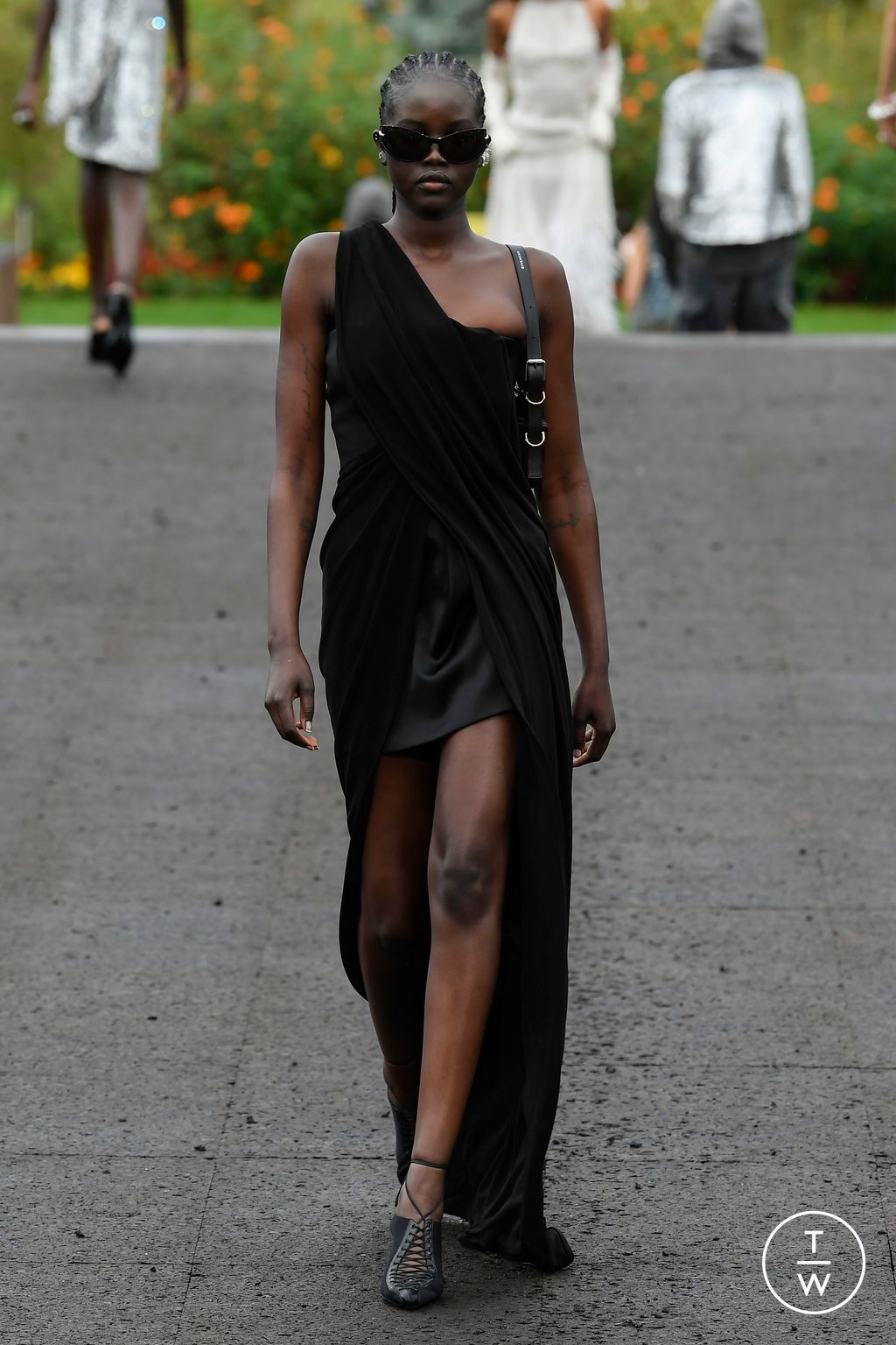 Fashion Week Paris Spring/Summer 2023 look 50 from the Givenchy collection womenswear