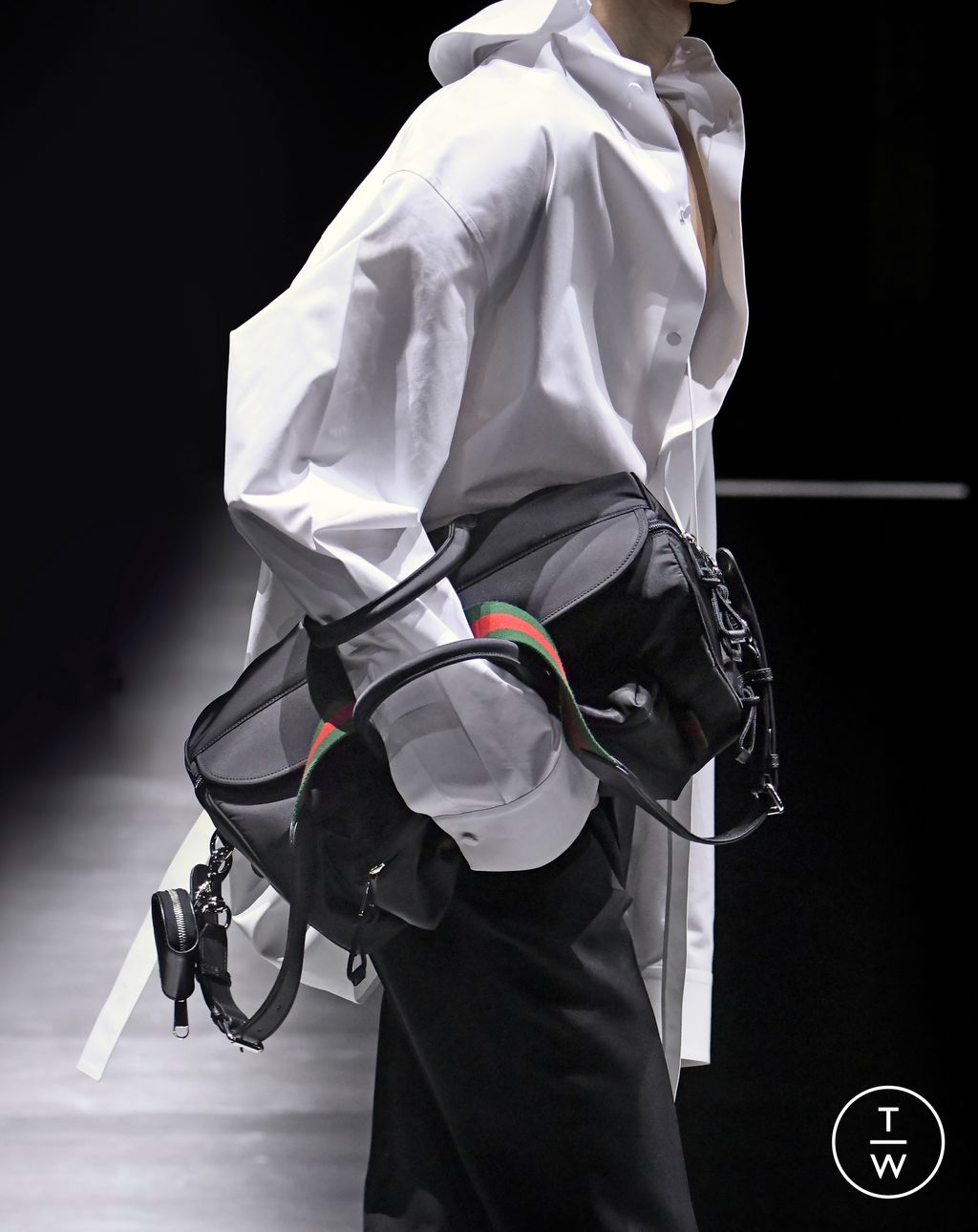 Fashion Week Milan Fall/Winter 2024 look 27 de la collection Gucci menswear accessories