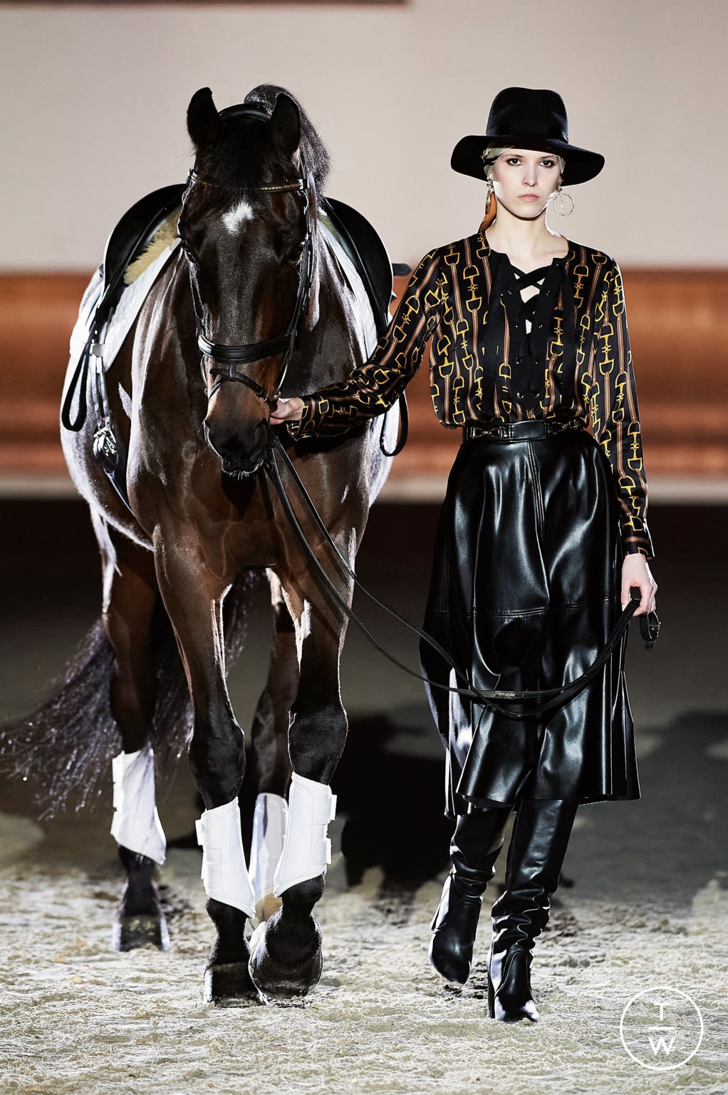 Fashion Week Milan Fall/Winter 2021 look 48 from the Elisabetta Franchi collection 女装