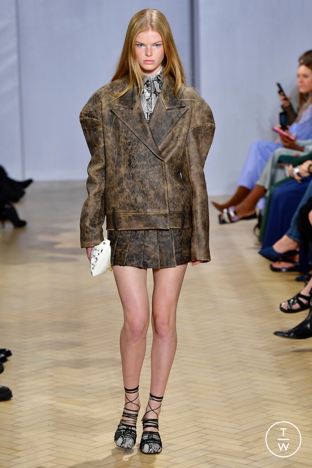 Fashion Week London Spring/Summer 2023 look 32 from the 16Arlington collection 女装