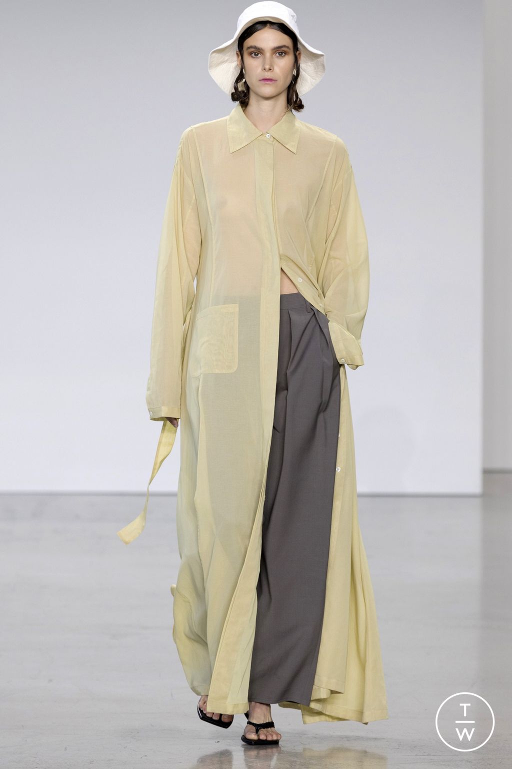 Fashion Week New York Spring/Summer 2023 look 7 de la collection Deveaux womenswear