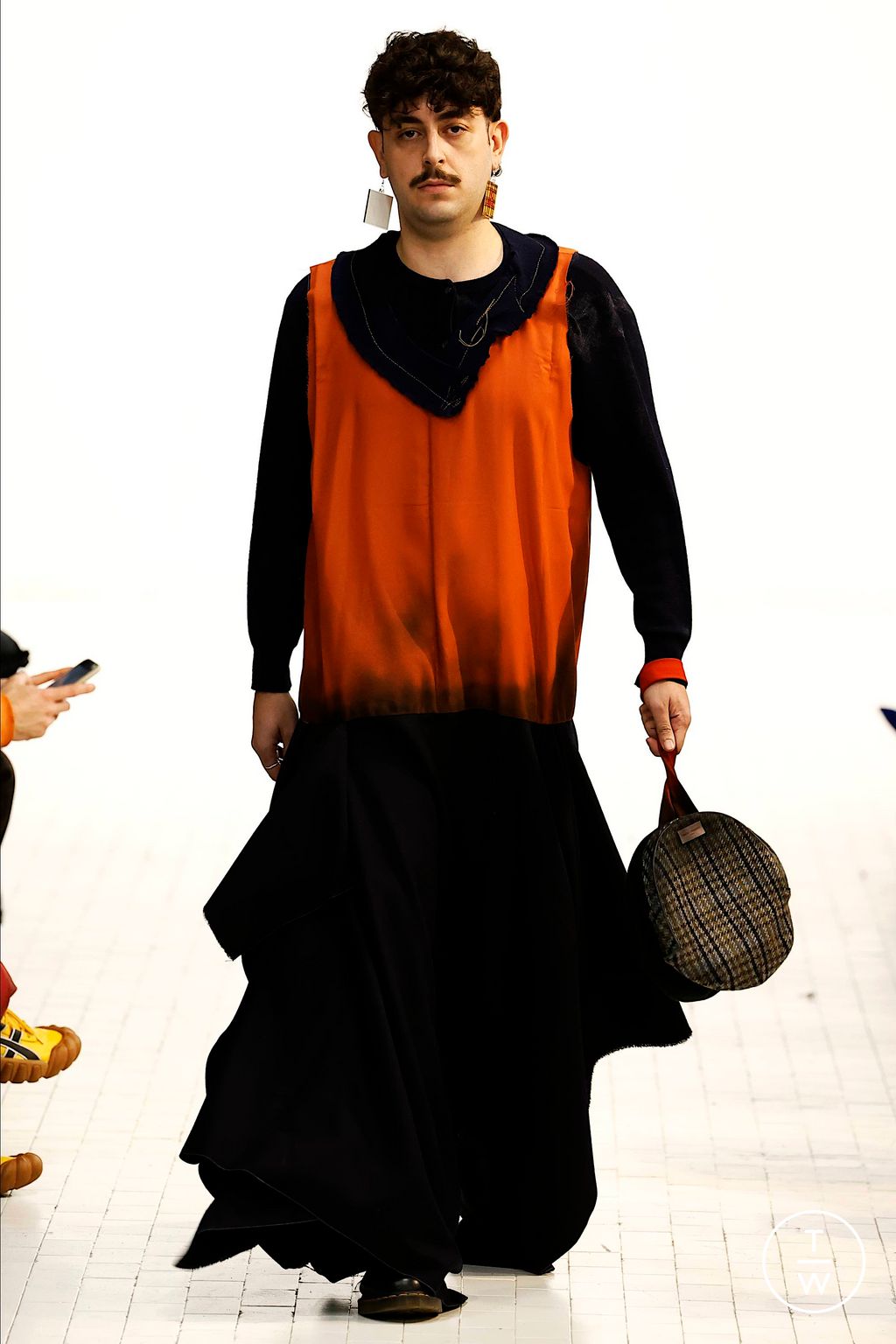 Fashion Week Milan Fall/Winter 2023 look 12 de la collection Simon Cracker menswear