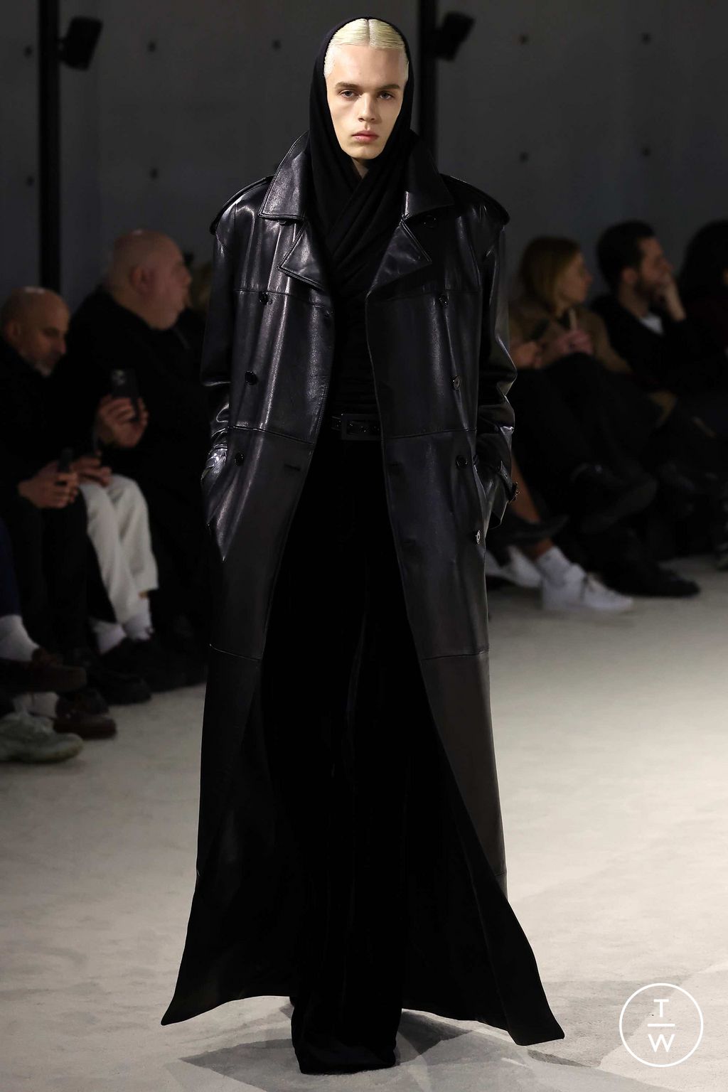 Fashion Week Paris Fall/Winter 2023 look 16 from the Saint Laurent collection 男装