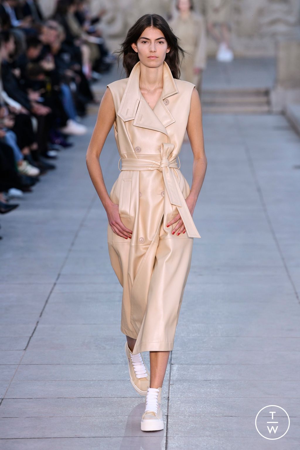 Fashion Week Paris Spring/Summer 2023 look 16 from the Akris collection 女装