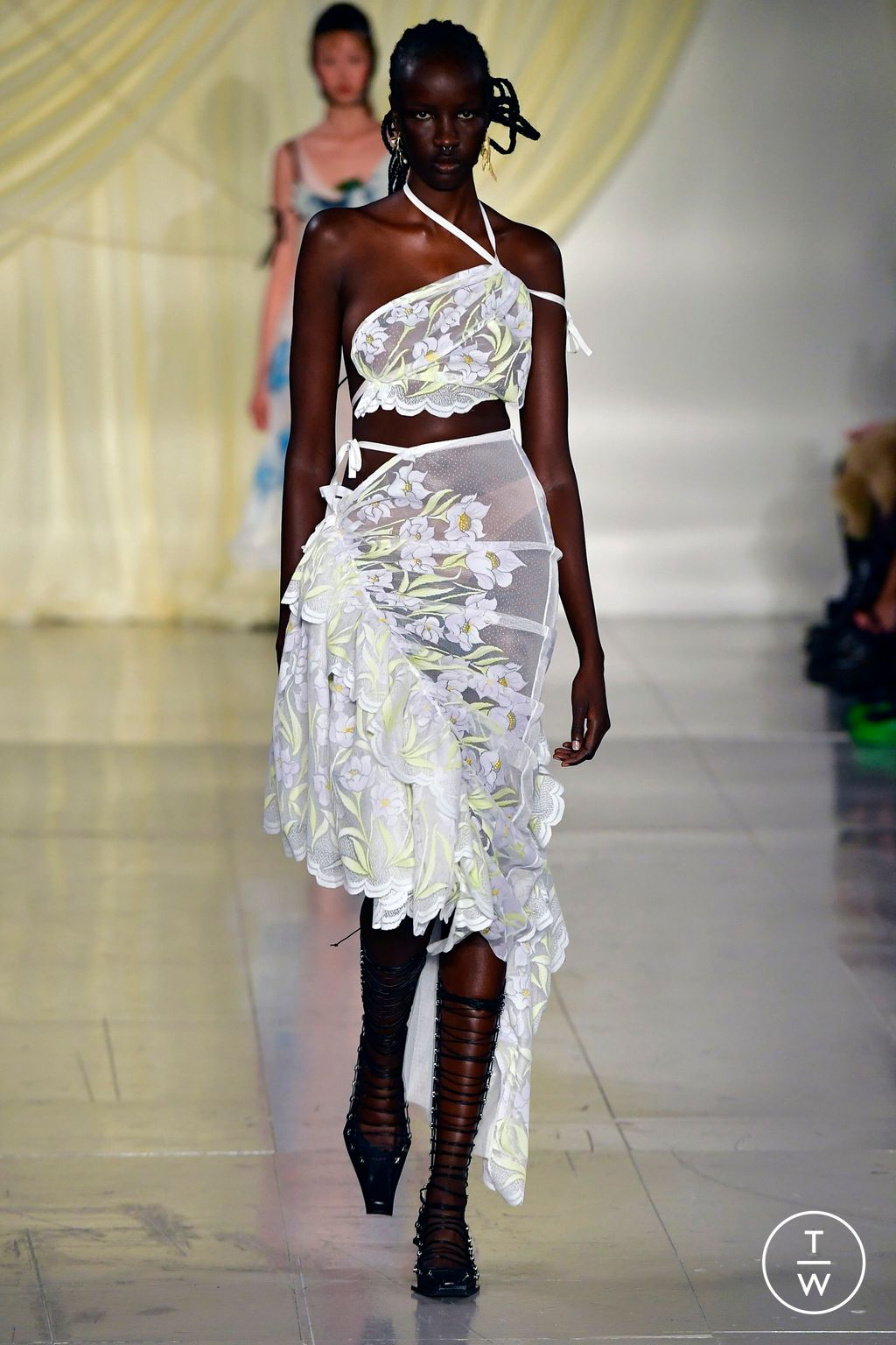 Fashion Week London Spring/Summer 2023 look 30 from the Yuhan Wang collection 女装