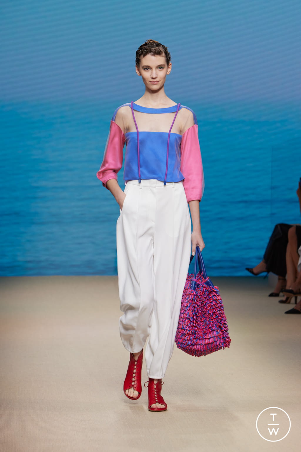 Fashion Week Milan Spring/Summer 2022 look 49 from the Giorgio Armani collection 女装