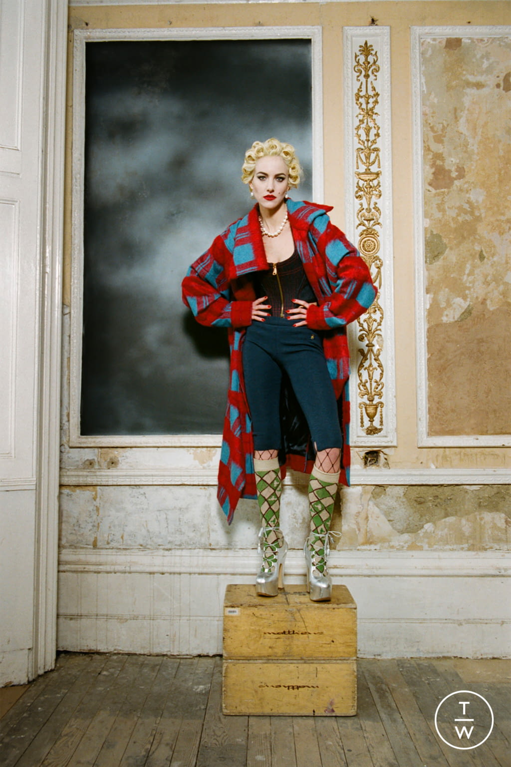 Fashion Week London Fall/Winter 2021 look 49 from the Vivienne Westwood collection 女装