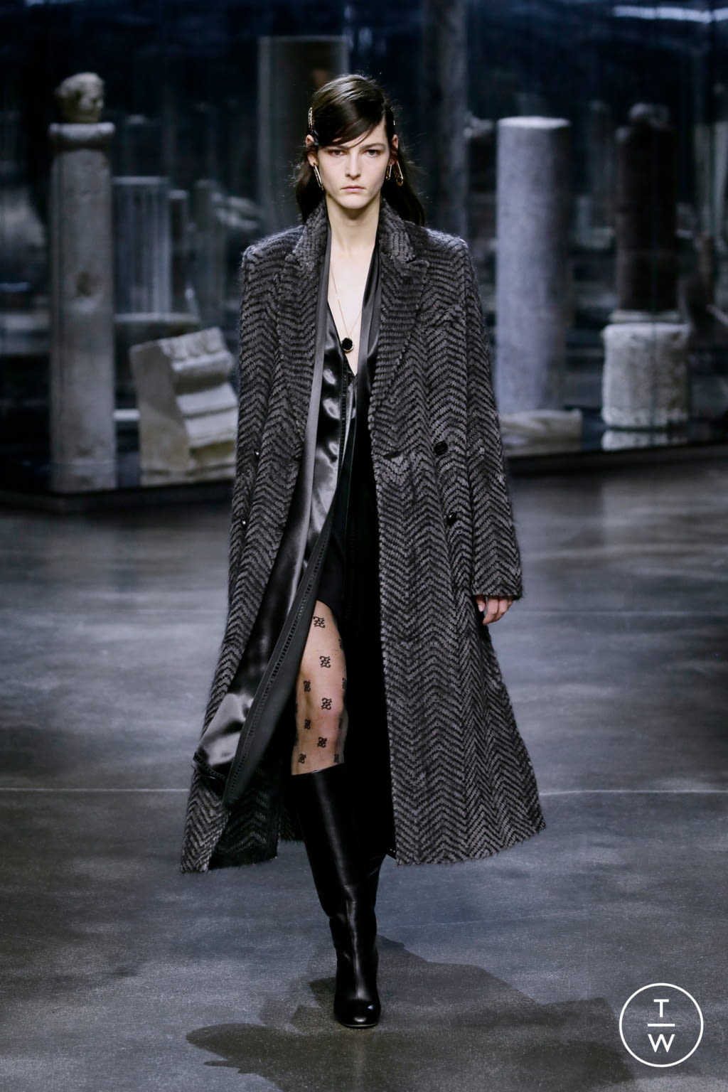 Fashion Week Milan Fall/Winter 2021 look 49 from the Fendi collection 女装