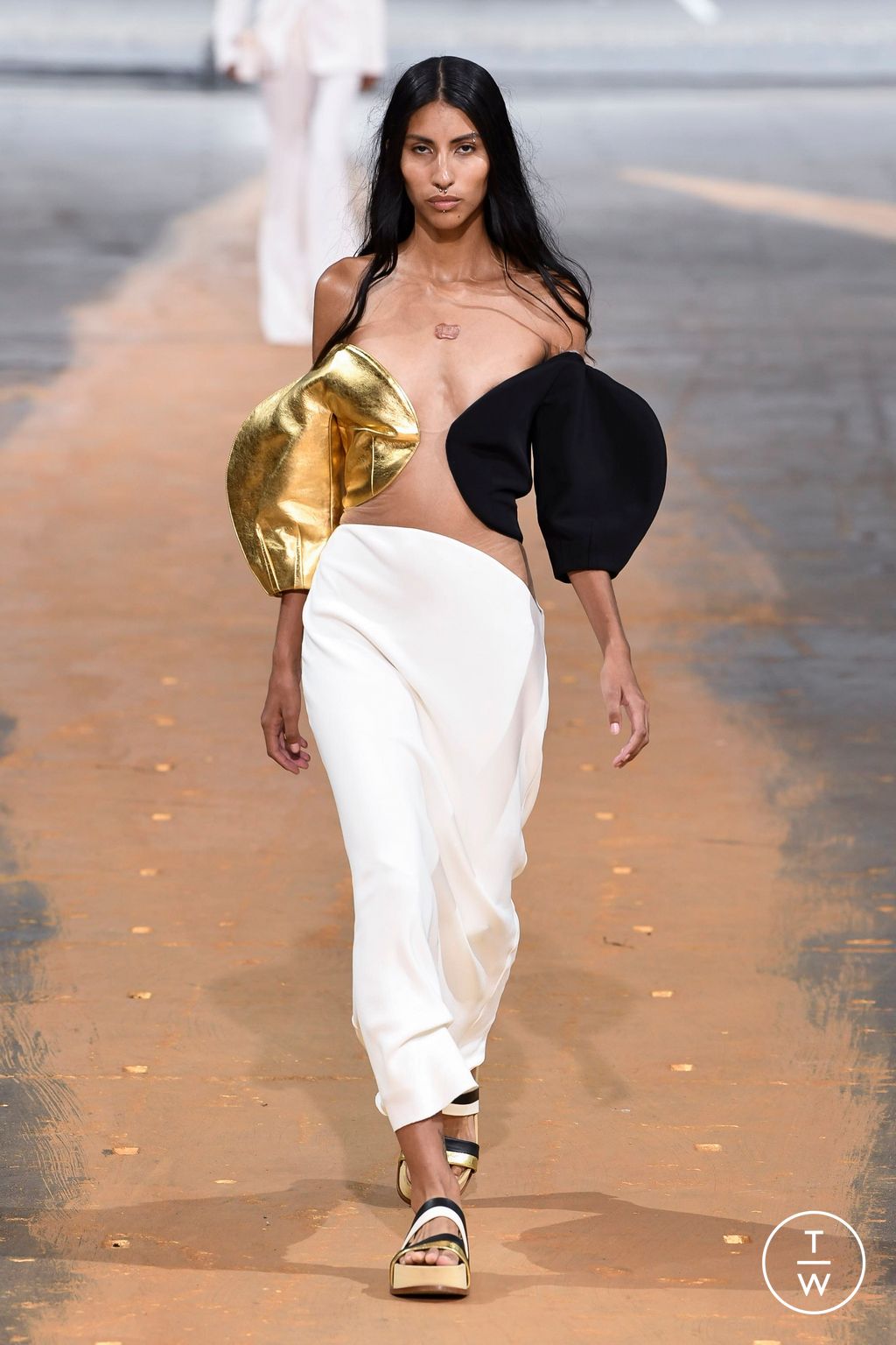 Fashion Week New York Spring/Summer 2023 look 9 from the Gabriela Hearst collection womenswear