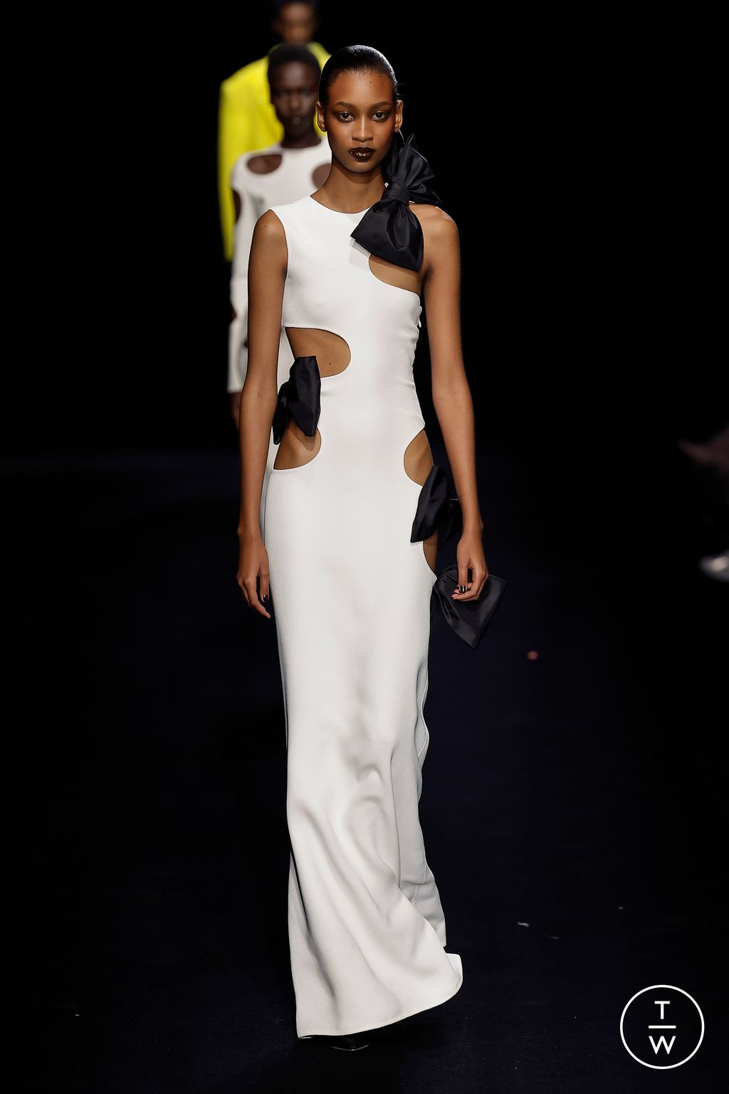 Fashion Week Paris Spring/Summer 2023 look 38 de la collection Valentino couture