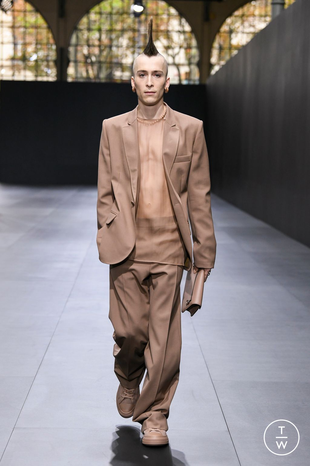 Fashion Week Paris Spring/Summer 2023 look 53 from the Valentino collection 女装