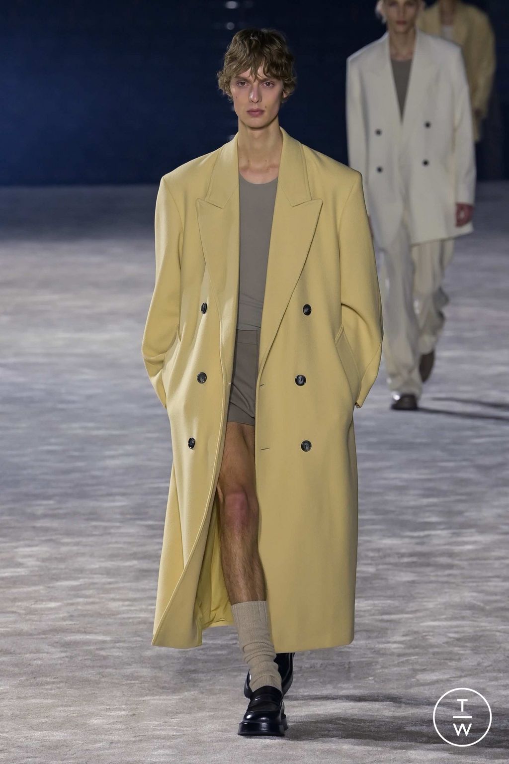 Fashion Week Paris Fall/Winter 2023 look 2 from the Ami collection menswear