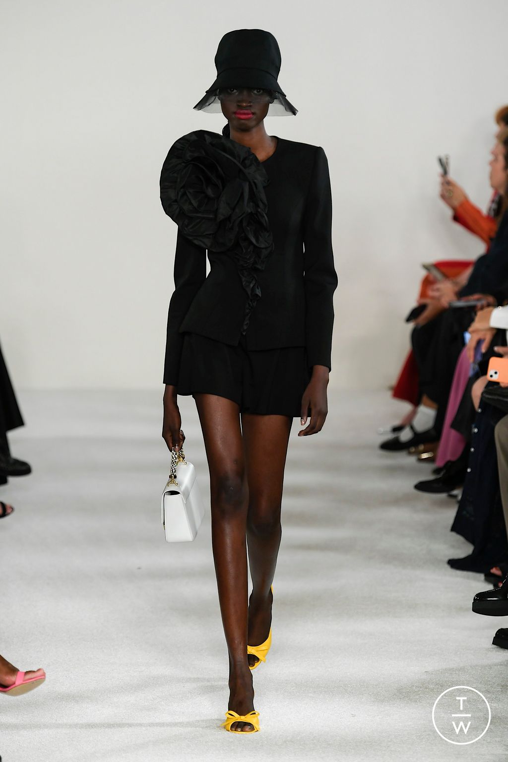 Fashion Week New York Spring/Summer 2023 look 14 from the Carolina Herrera collection 女装