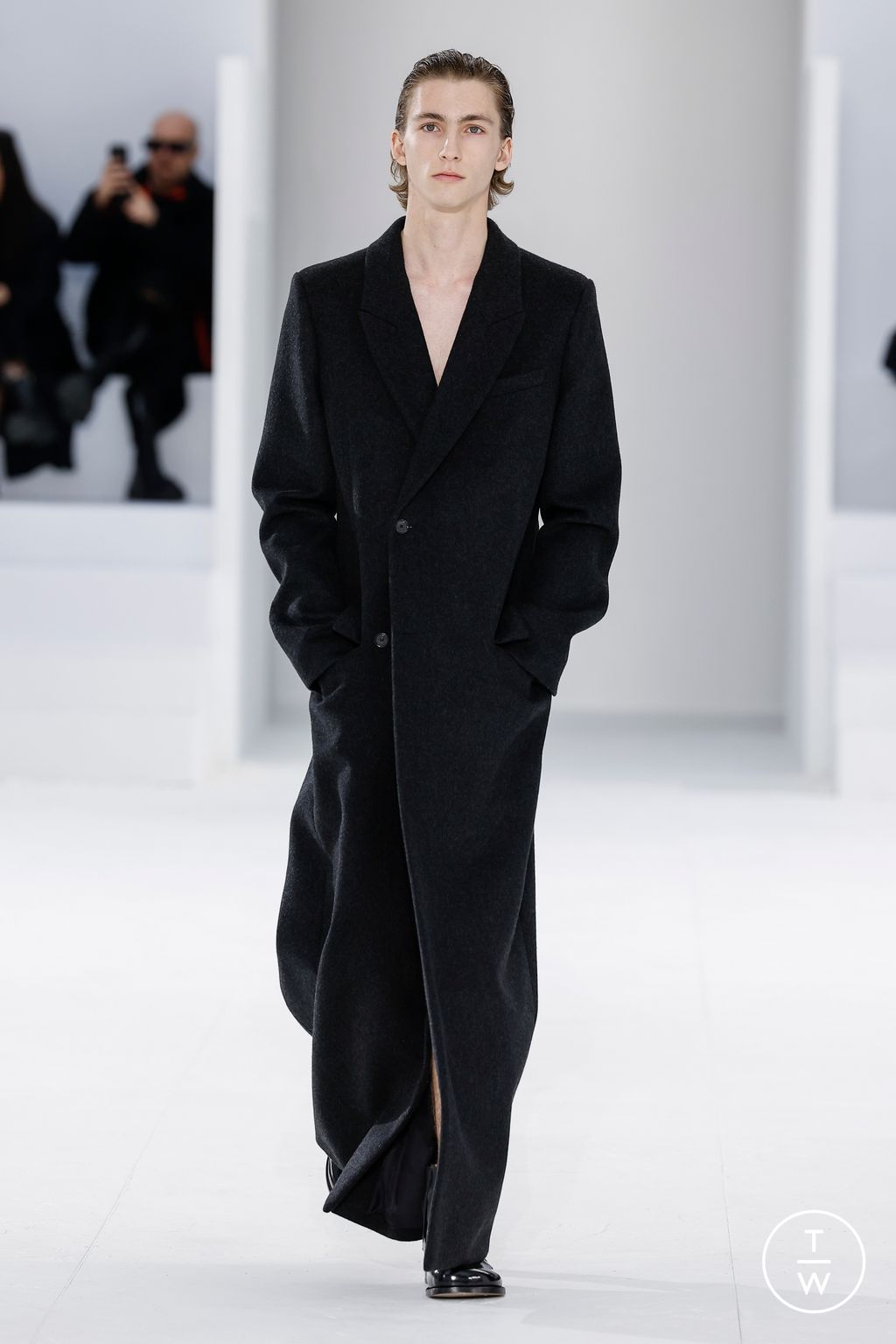 Fashion Week Paris Fall/Winter 2023 look 8 from the Loewe collection 男装