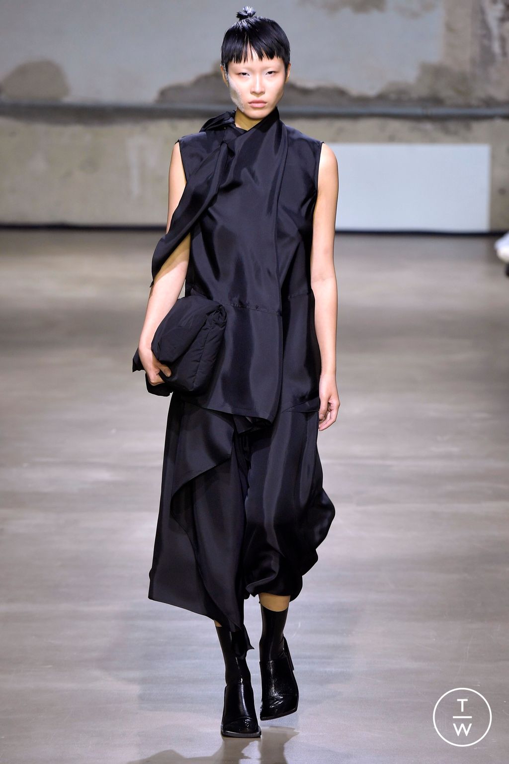 Fashion Week Paris Spring/Summer 2023 look 14 de la collection Christian Wijnants womenswear