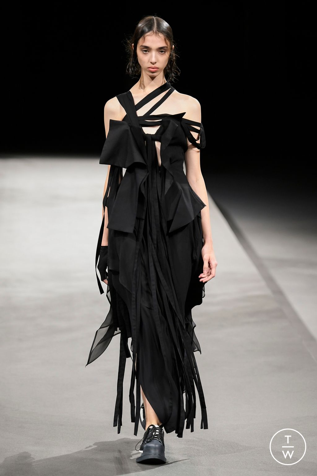 Fashion Week Paris Spring/Summer 2023 look 26 from the Yohji Yamamoto collection womenswear