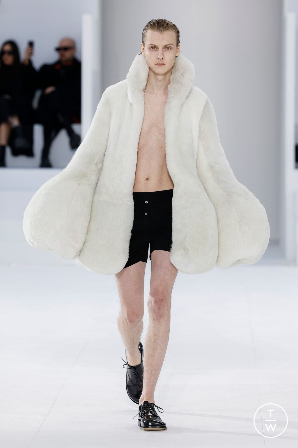 Fashion Week Paris Fall/Winter 2023 look 45 from the Loewe collection menswear