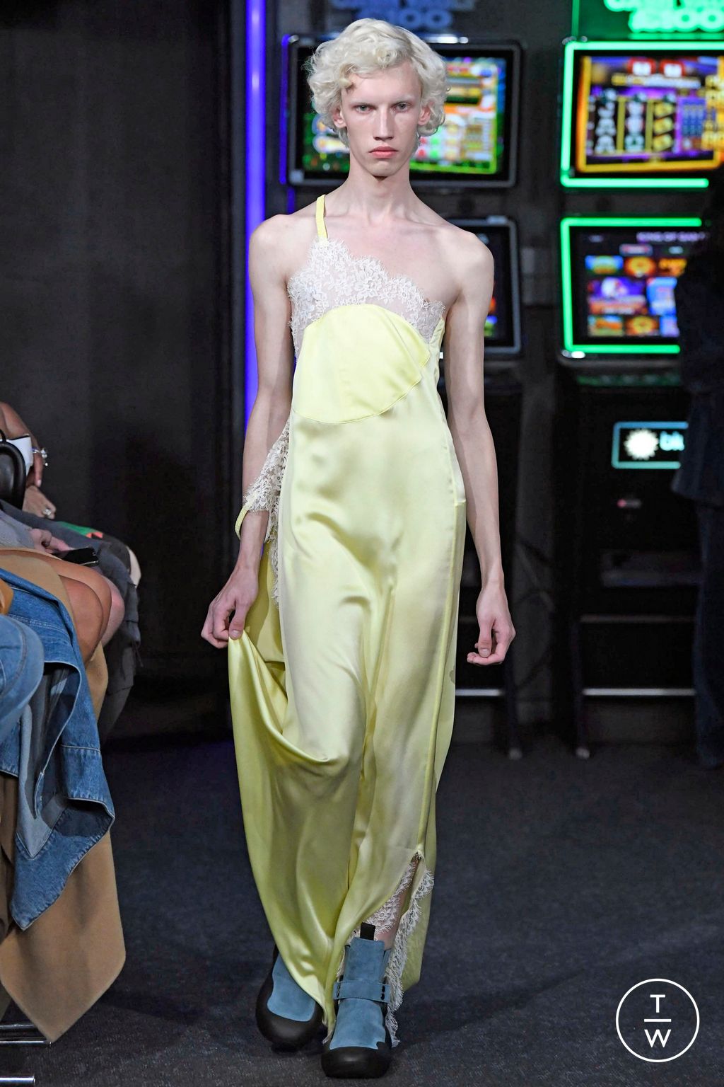 Fashion Week London Spring/Summer 2023 look 2 de la collection JW Anderson womenswear